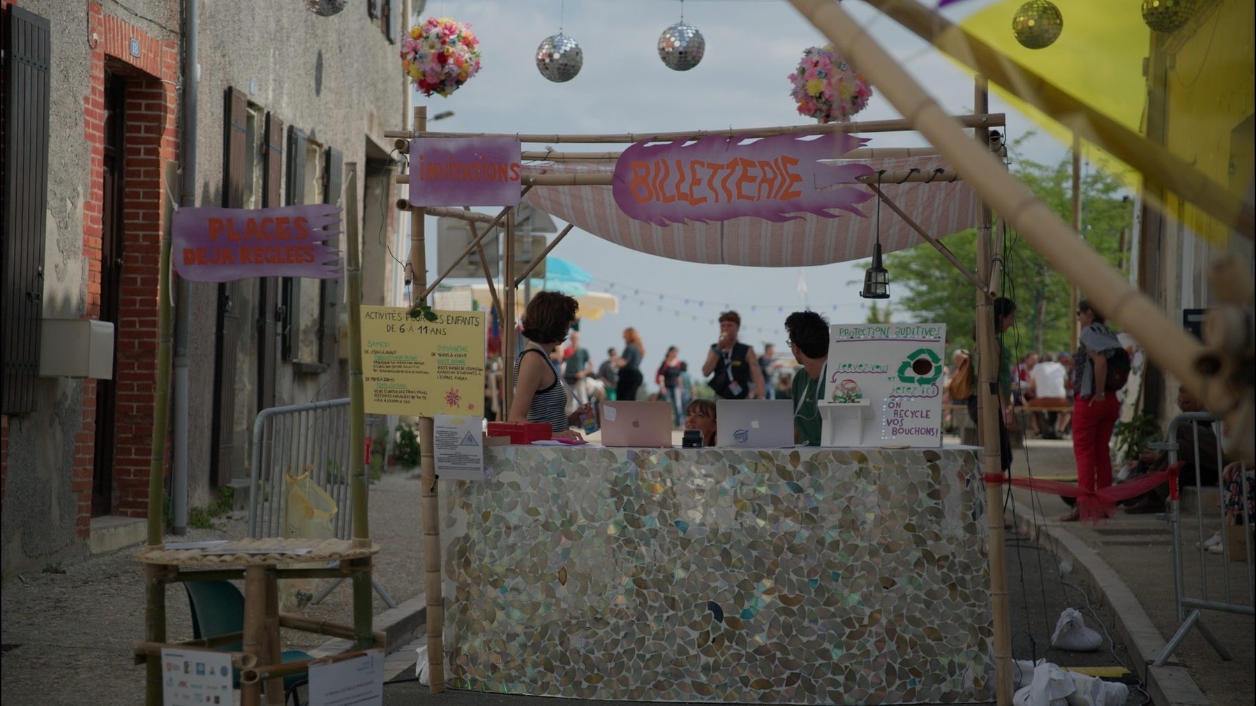 Lieu Dire : la billetterie du festival, son comptoir recouvert de CD recyclés.