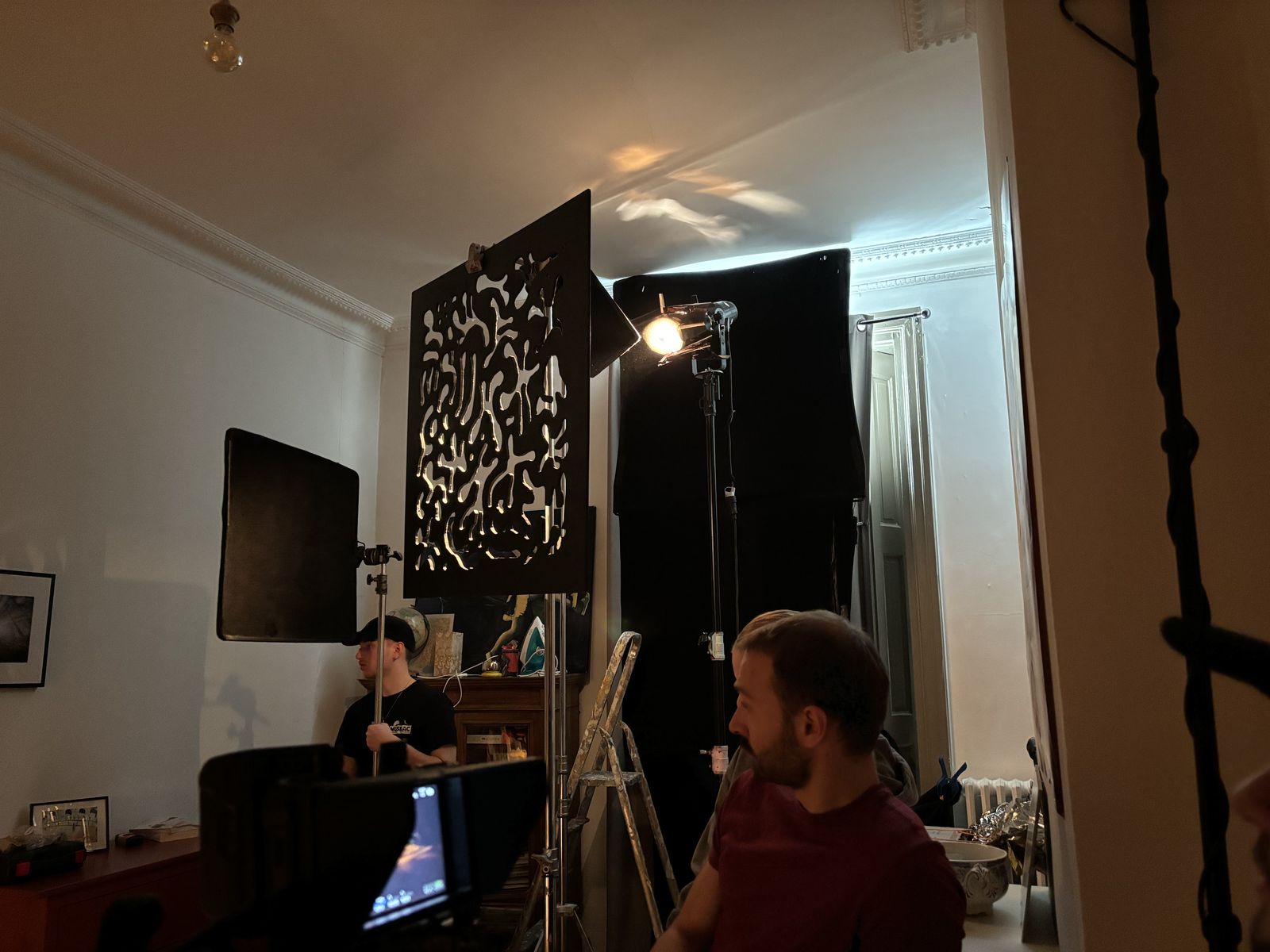 Sur le plateau : un gobo découpé devant le projecteur pour dessiner des ombres de feuillage.