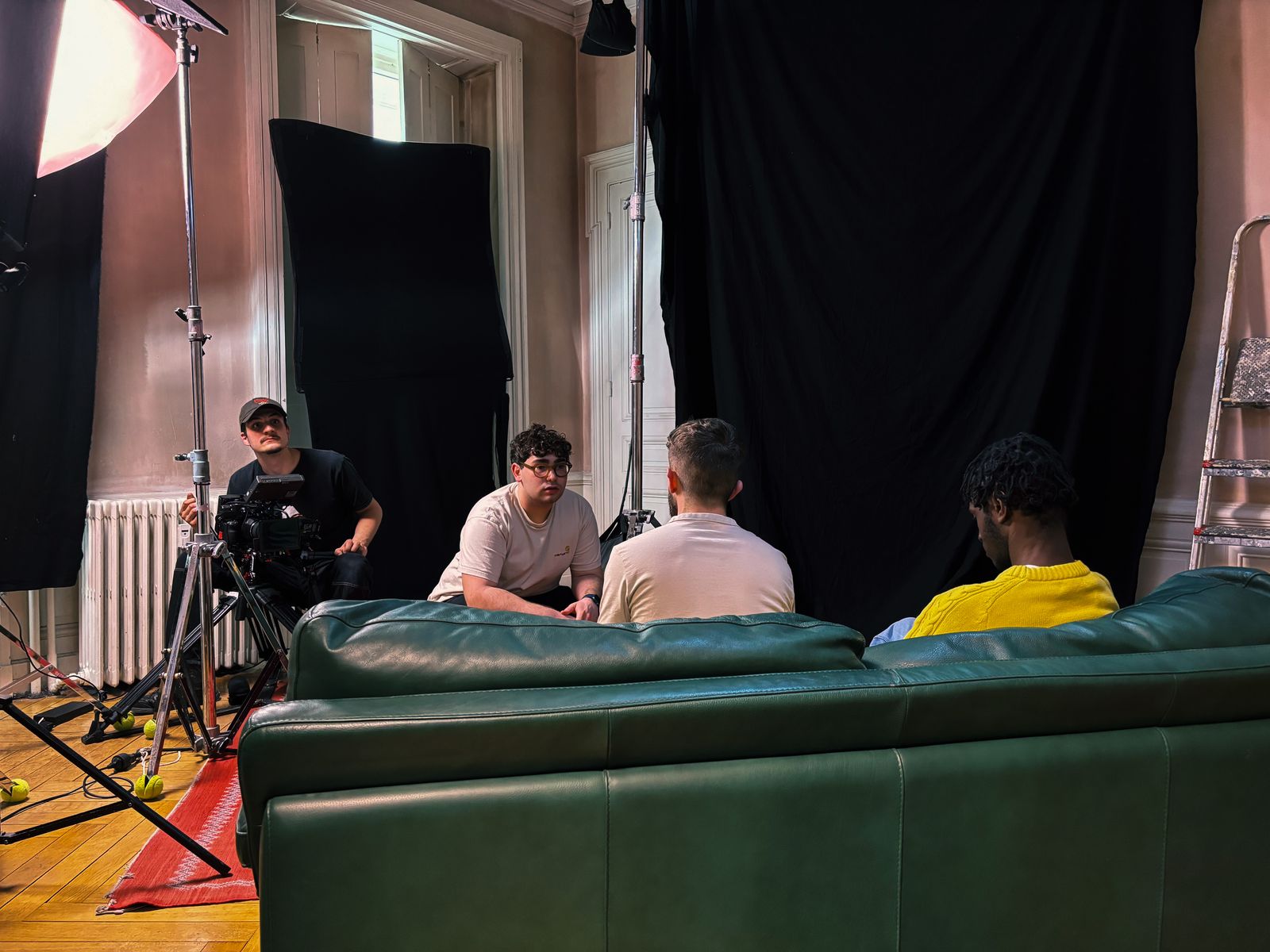 Sur le plateau : préparation du clap avant une prise dans le salon.